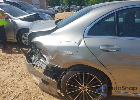 2019 Mercedes-Benz C 300 z USA, uszkodzony, nr VIN 55SWF8DB8KU308975